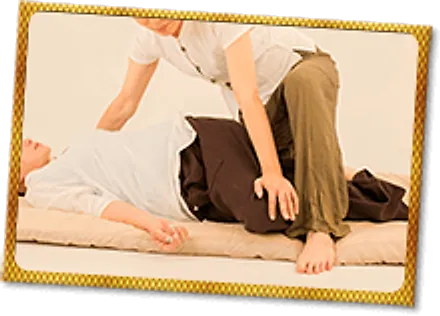 Traditionelle Thaimassage auf einer Matte